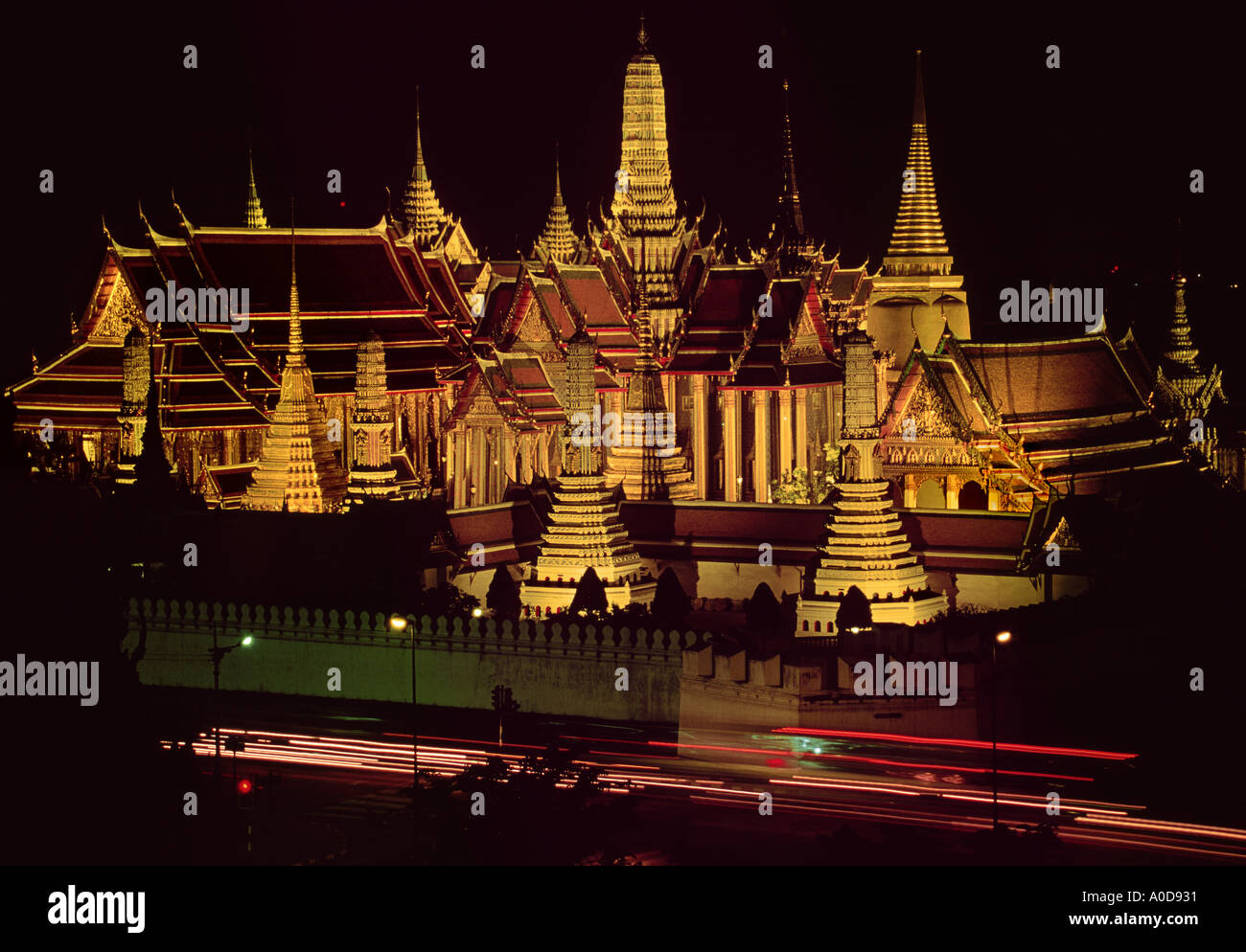 Thailandia, Bangkok, Wat Phra Kaew tempio, il Grand Palace, ad alto angolo di visione, crepuscolo Foto Stock