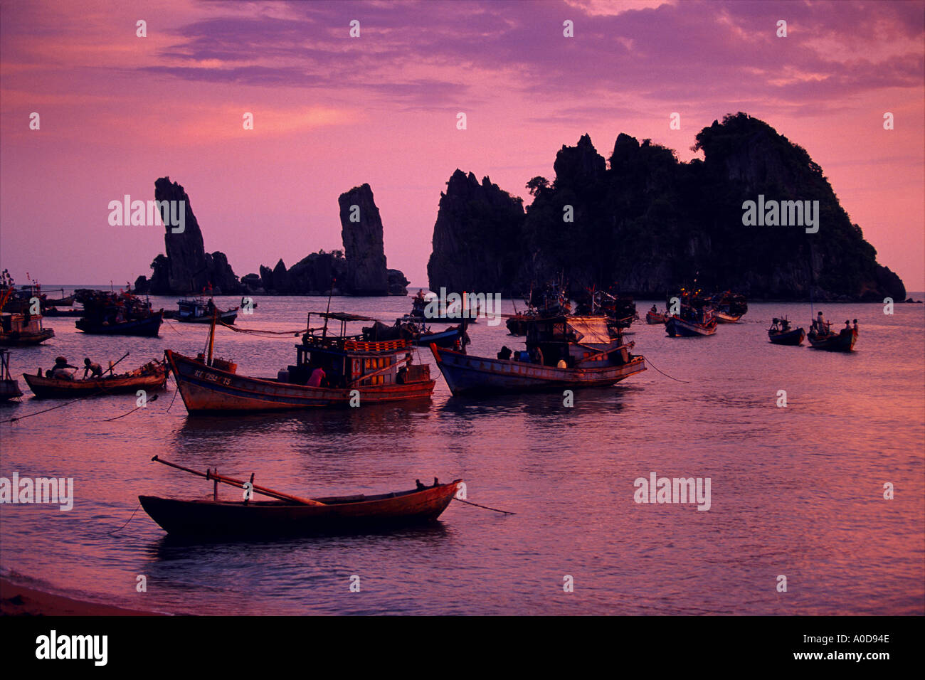 Il Vietnam, Hon Phu Tu formazioni rocciose, Quong Beach, barche da pesca, tramonto Foto Stock