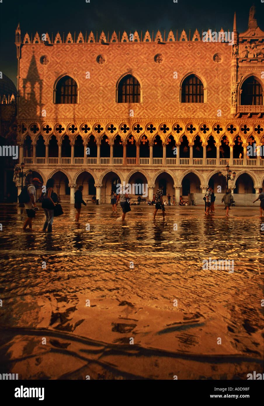 Il Palazzo dei Dogi si riflette in Piazza San Marco allagata con alta marea Venezia Italia Foto Stock