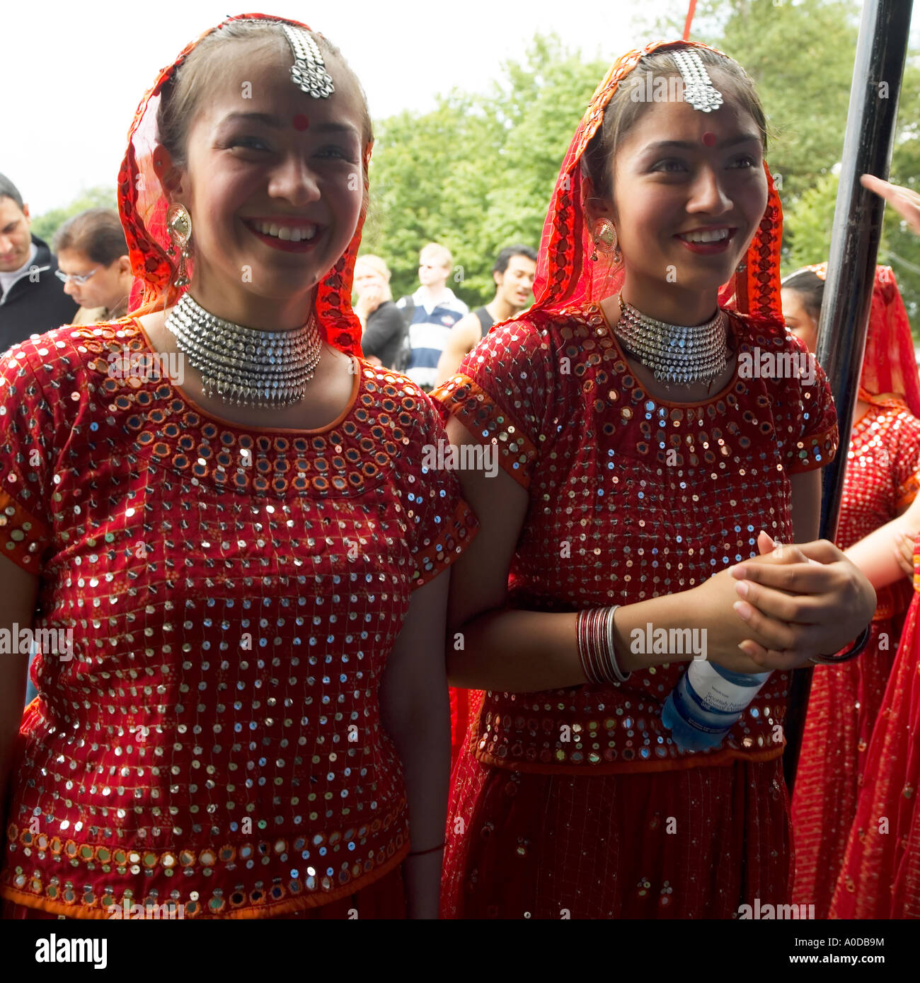 Danzatrici indiane in abito tradizionale alla Mela Gunnersbury Park London REGNO UNITO Foto Stock