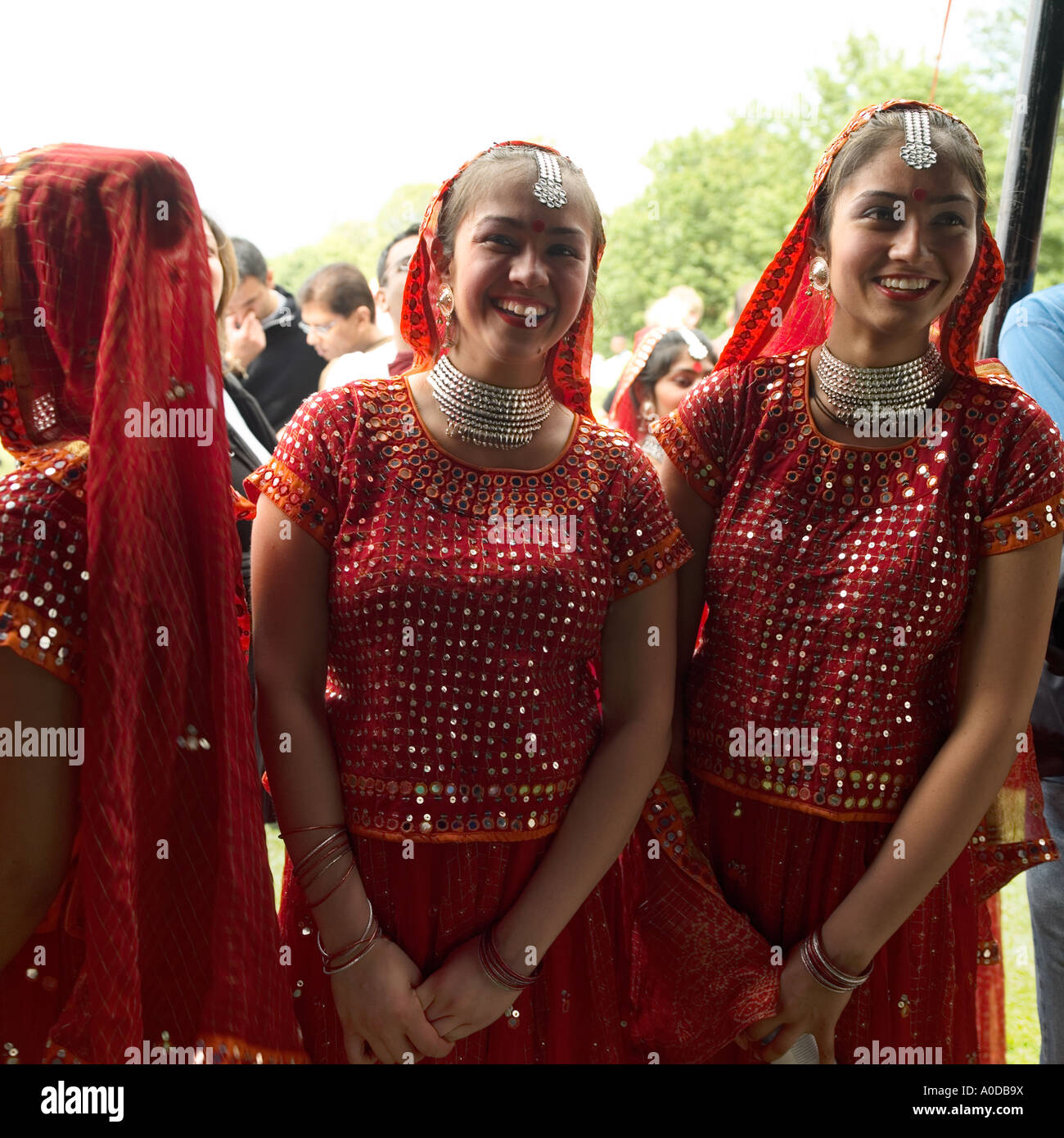 Danzatrici indiane in abito tradizionale alla Mela Gunnersbury Park London REGNO UNITO Foto Stock