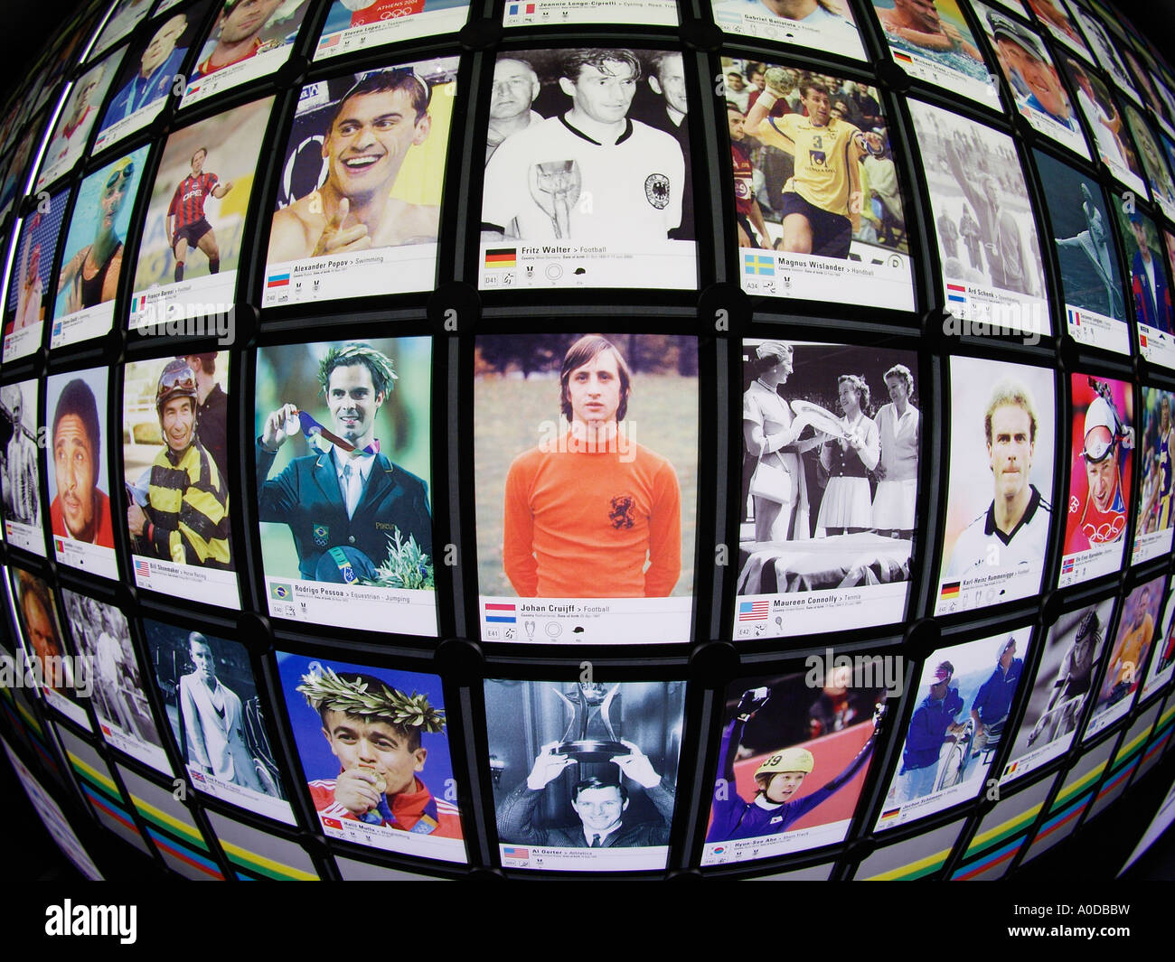 Parete di sportivi di fama con ritratti dei campioni del calcio olandese hero Johan Cruijff in posizione centrale con 1974 immagine fisheye Foto Stock