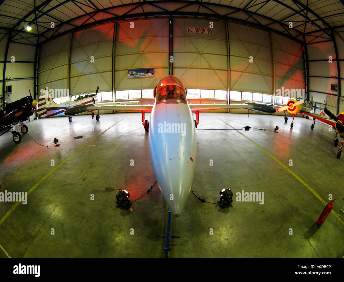 Aeroporto hangar su Eindhoven Paesi Bassi classico con piani di guerra L39 jet da combattimento e Yak52 warbirds Paesi Bassi fisheye Foto Stock