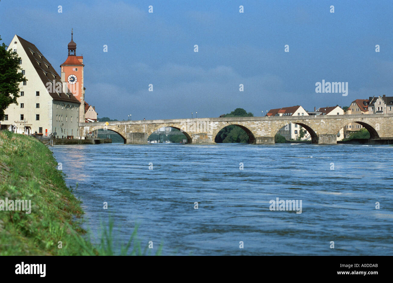 REGENSBURG riverside antico ponte in pietra Steinerne Brücke Salzstadel Danubio vecchio ponte in pietra famoso il patrimonio culturale mondiale Foto Stock