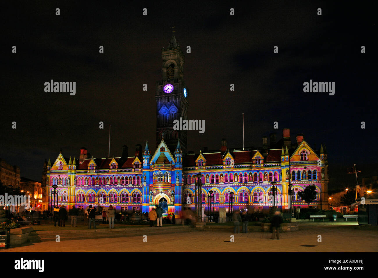 Bradford Town Hall di notte dipinto con la luce dalla vernice francese artista, Patrice Warrener Foto Stock