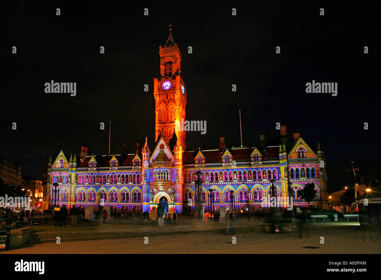 Bradford Town Hall di notte dipinto con la luce dalla vernice francese artista, Patrice Warrener Foto Stock