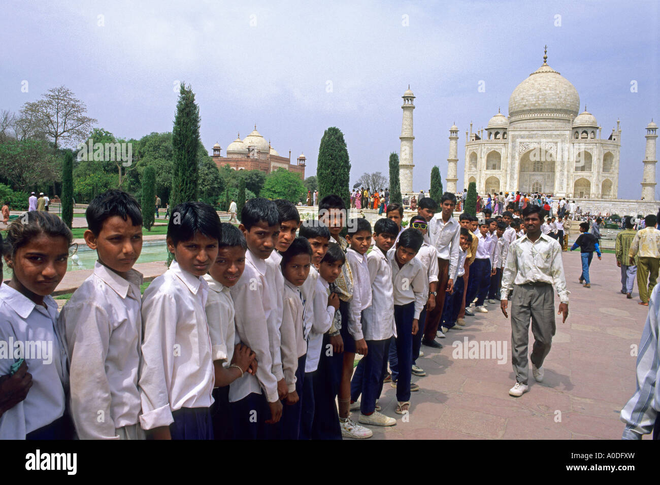 Bambini indiani visita al Taj Mahal in Agra India Foto Stock