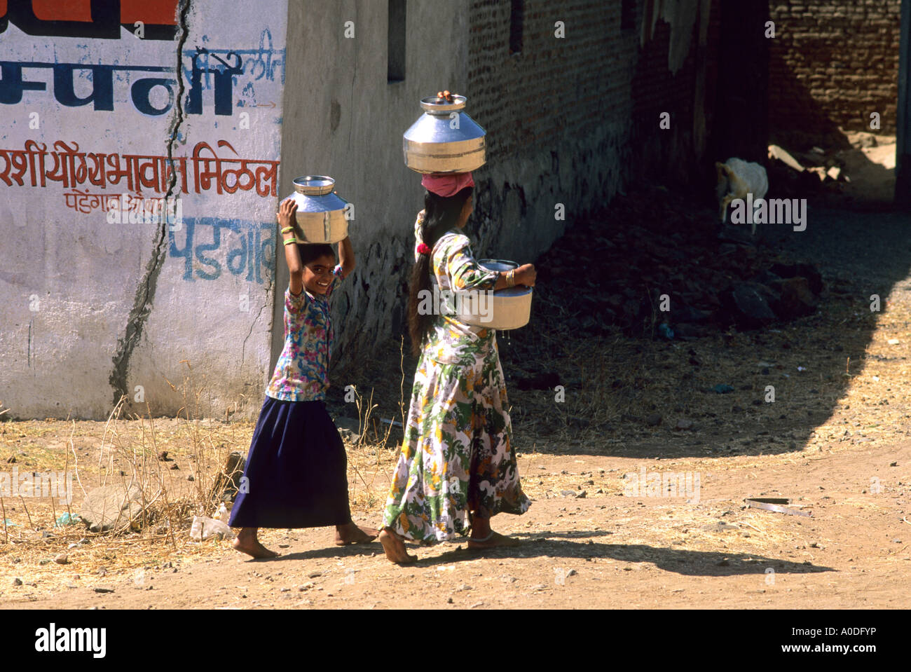 Le donne che trasportano acqua in India Foto Stock