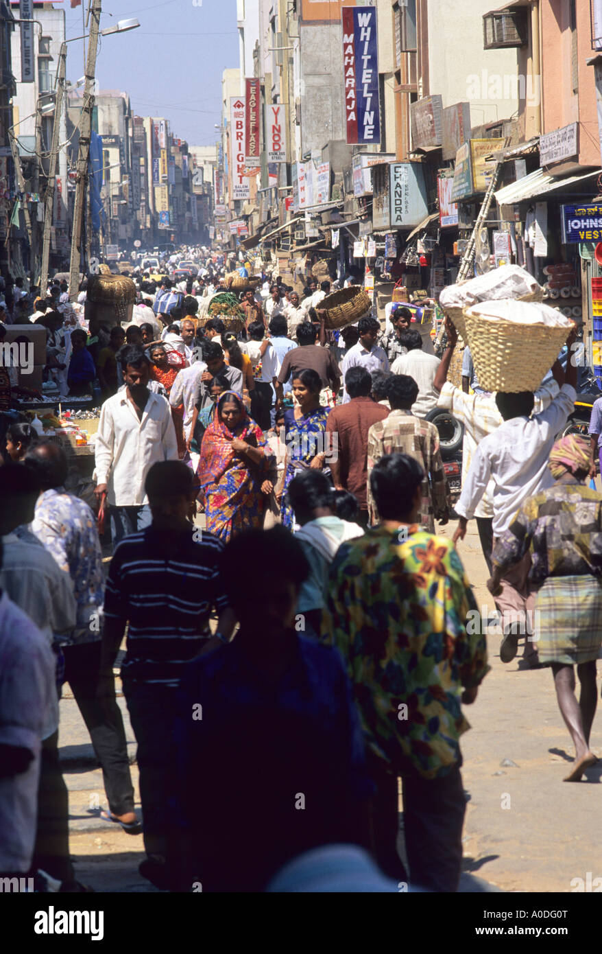 Affollato mercato scena di strada a Bangalore in India Foto Stock