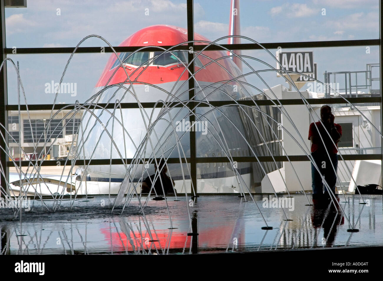 Boeing 747 aereo di linea parcheggiato presso il cancello di Detroit Metropolitan Airport vicino a una fontana interna Foto Stock