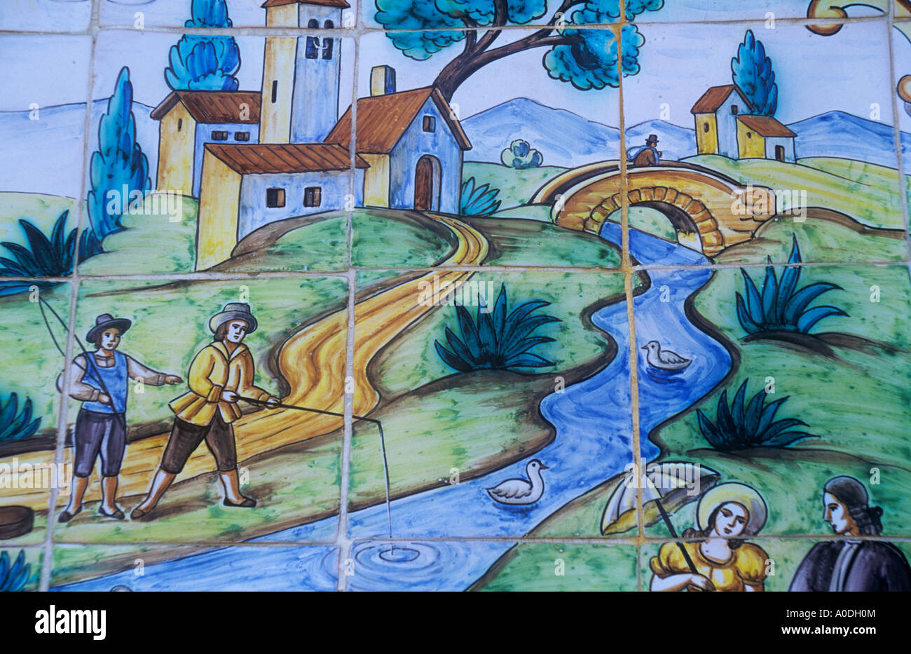 Tradizionale con piastrelle dipinte di scena su una parete, Provincia di Alicante, Costa Blanca, Comunidad Valenciana, Spagna Foto Stock