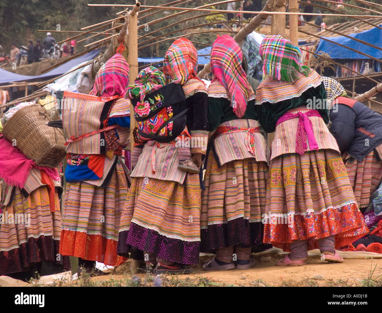 Il Vietnam può cau Flower Hmong mercato hilltribe donne che indossano il costume tradizionale affollarsi intorno stallo del mercato Foto Stock