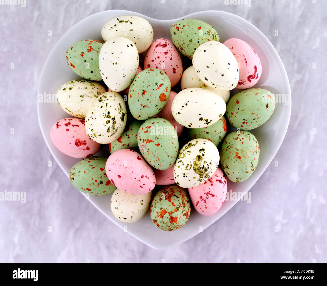 Punteggiate di uova di pasqua nel cuore piatto sagomato Foto Stock