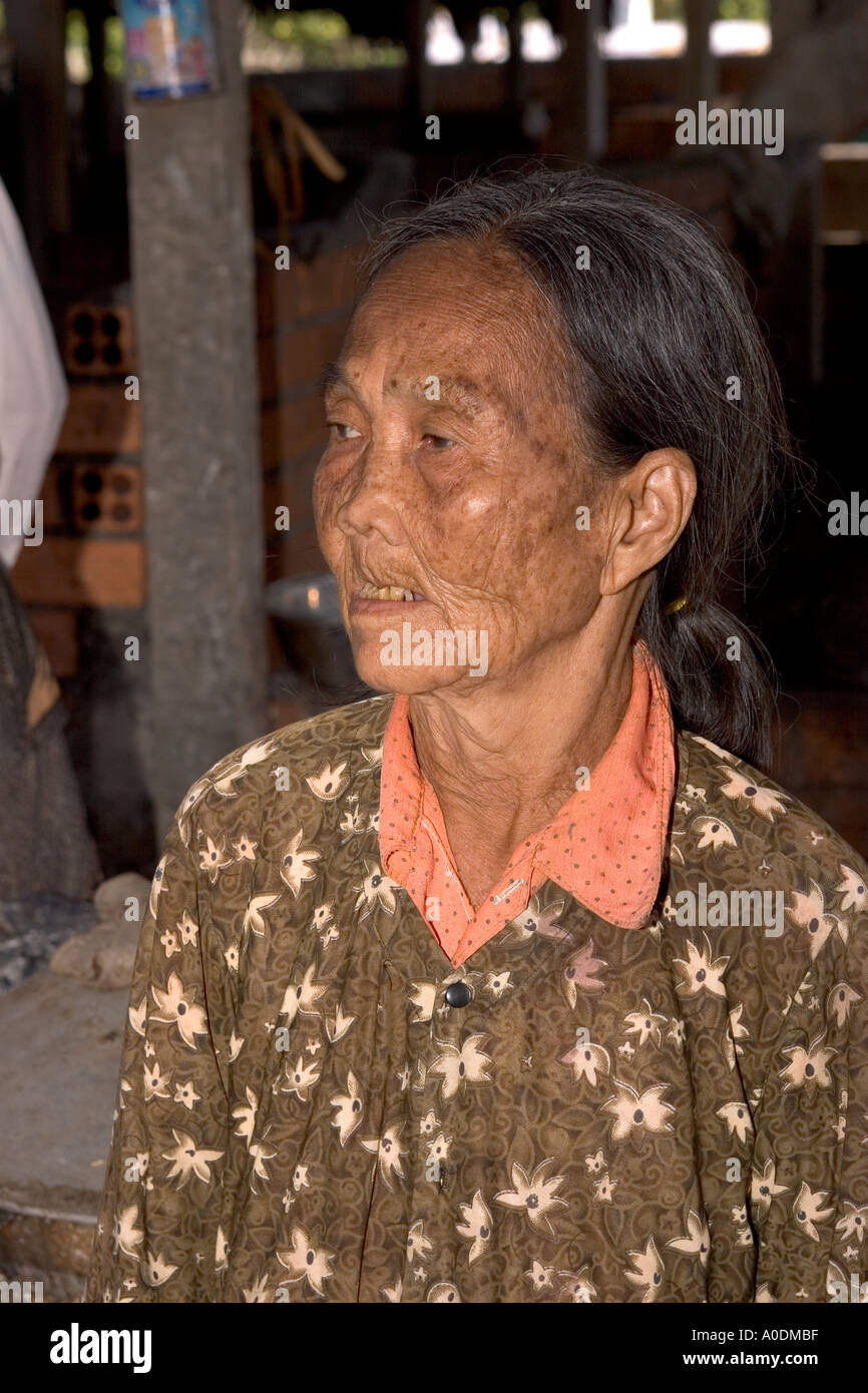 Il Vietnam Delta del Mekong Cai Be volto di donna anziana Foto Stock