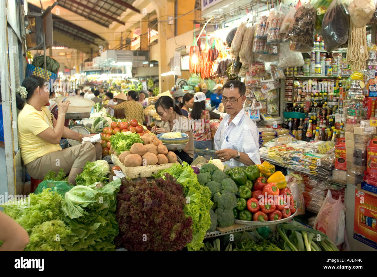 Il Vietnam a sud di Ho Chi Minh City cibo Saigon il Mercato Ben Thanh bancarelle di ortaggi Foto Stock