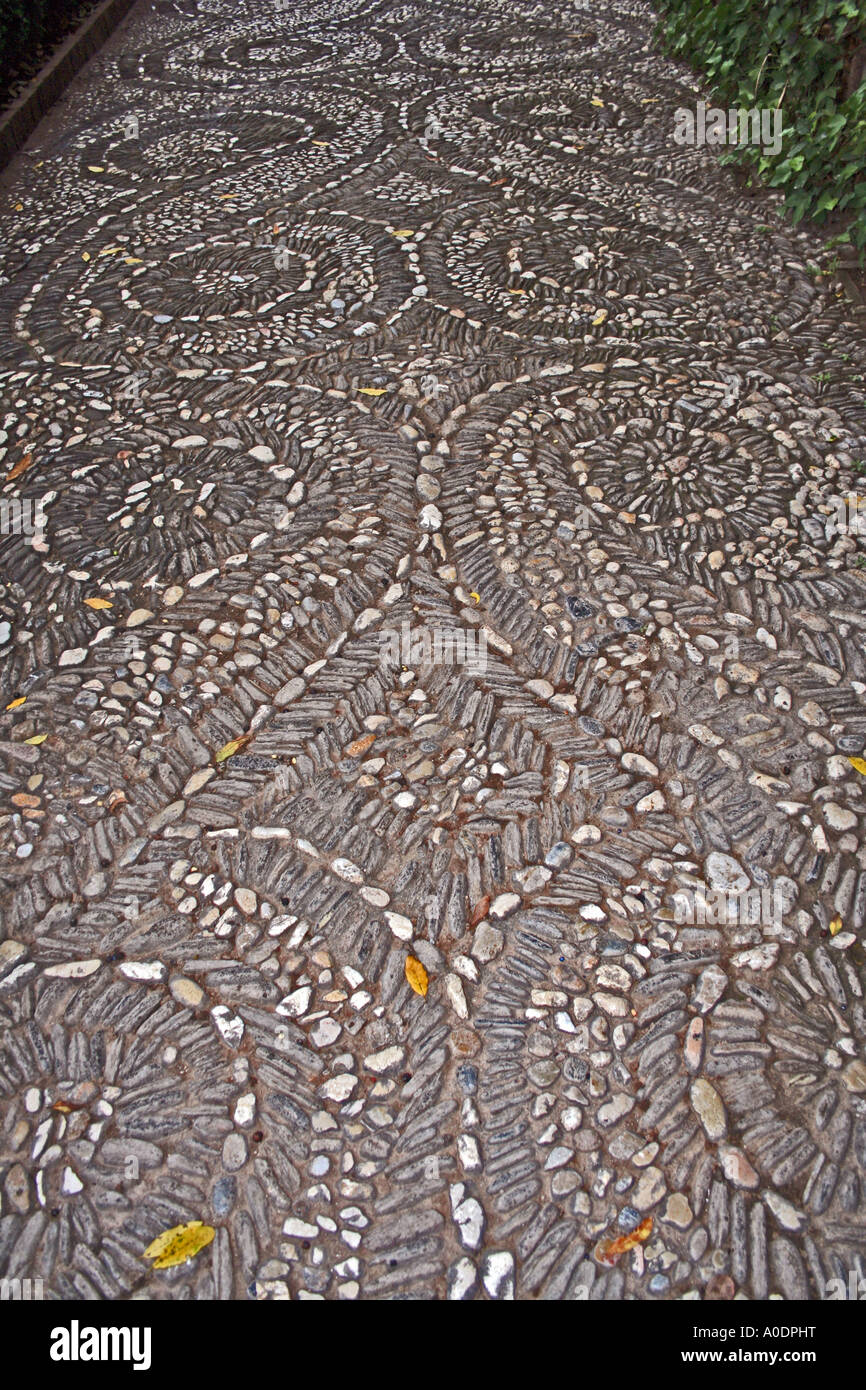 Percorso di pietra giardini dell'Alhambra di Granada Andalusia Spagna Foto Stock