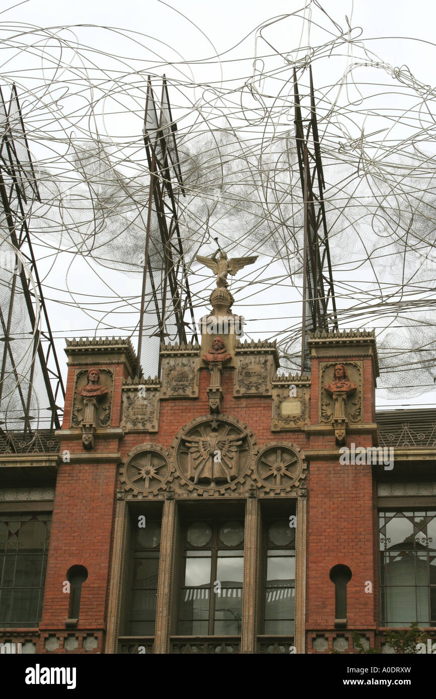 Fundacio Antoni Tapies edificio arte del filo che simboleggiano le nuvole e la poltrona Barcelona Spagna Foto Stock