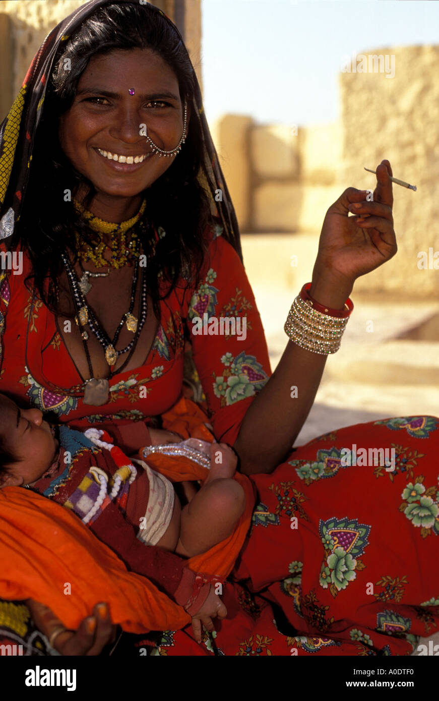 Un Bopa nomadi zingari madre e tenendo il suo bambino le culture indigene e tribù indigene del Rajasthan Jaisalmer India Foto Stock