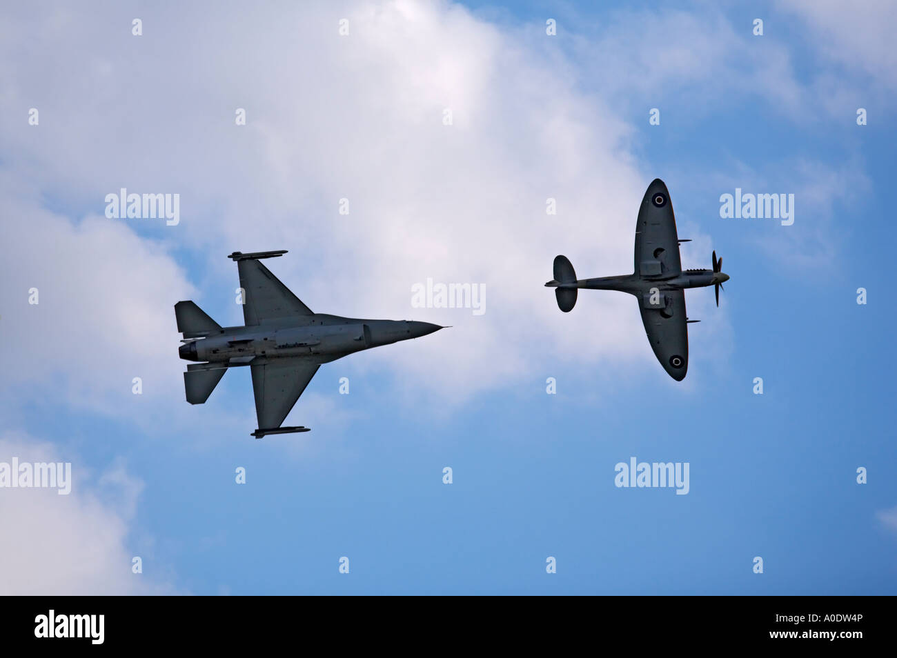 Aviazione belga F16 Fighting Falcon volare con il Supermarine Spitfire Foto Stock