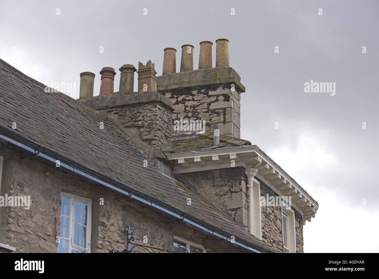 Tetto di edificio con vecchio stile di camini e pentole di pile Foto Stock