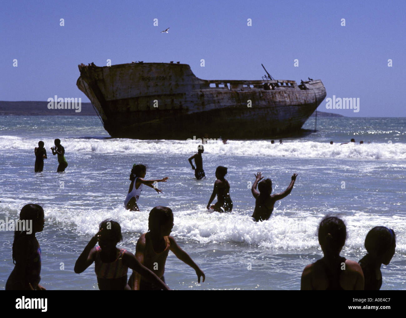 South African località esotica naufragio Sud Africa persone i bambini giocare nell'oceano vicino ad una nave spiaggiata Sud Africa Foto Stock