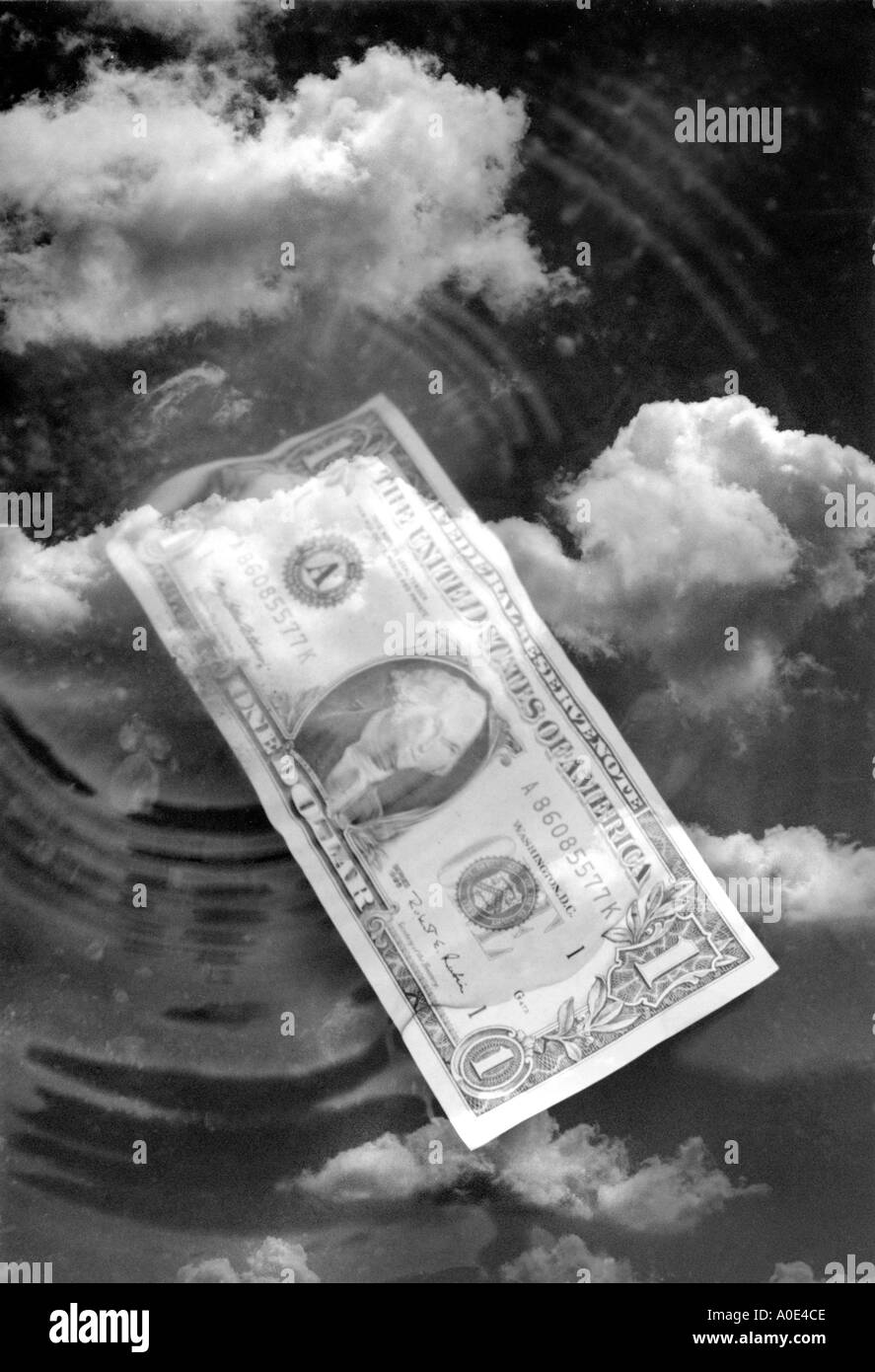 Dollaro di Nuvole e riflessi di acqua Foto Stock