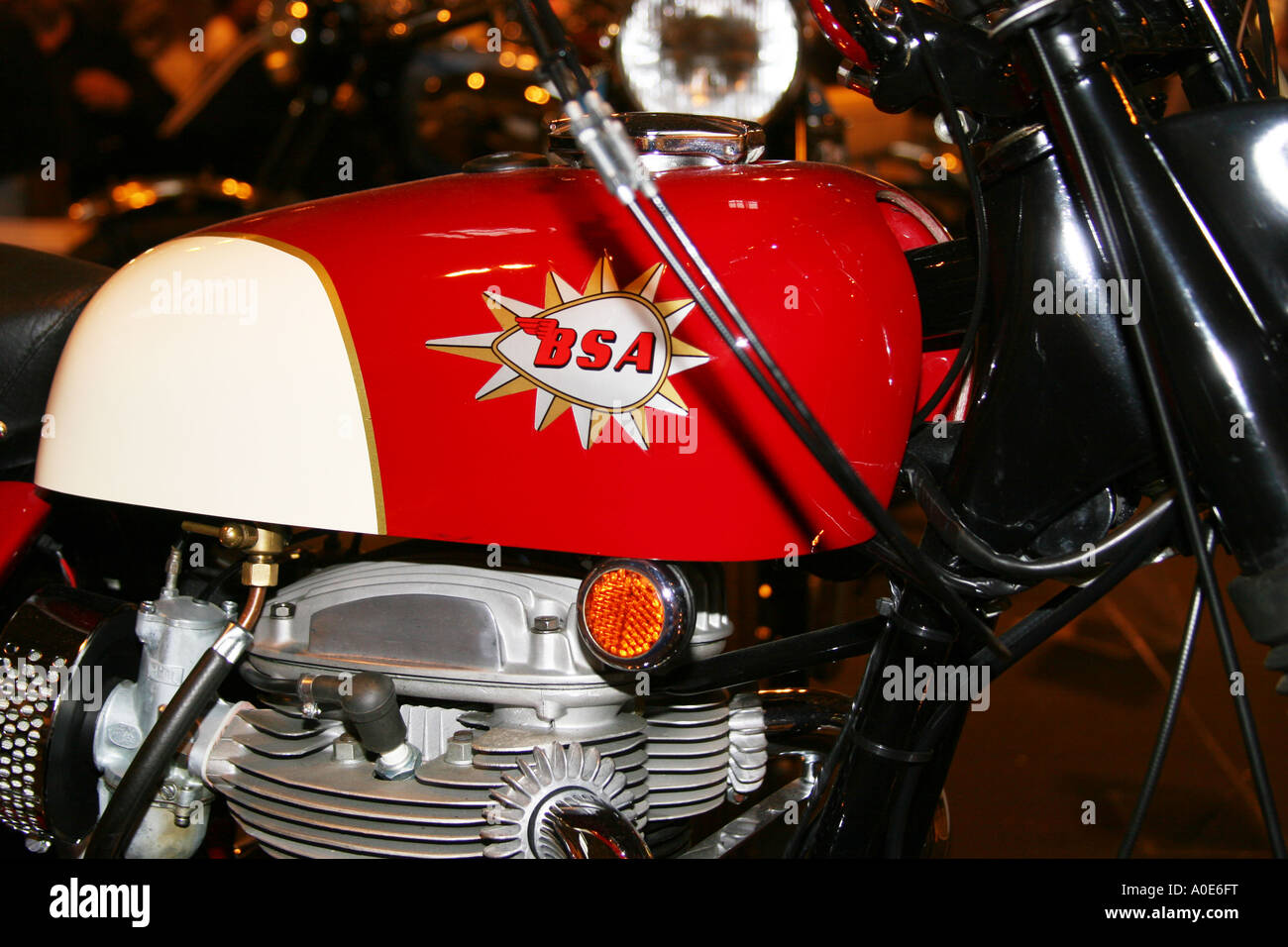 Il serbatoio e il distintivo della restaurata BSA moto al Bike Show al NEC. Foto Stock