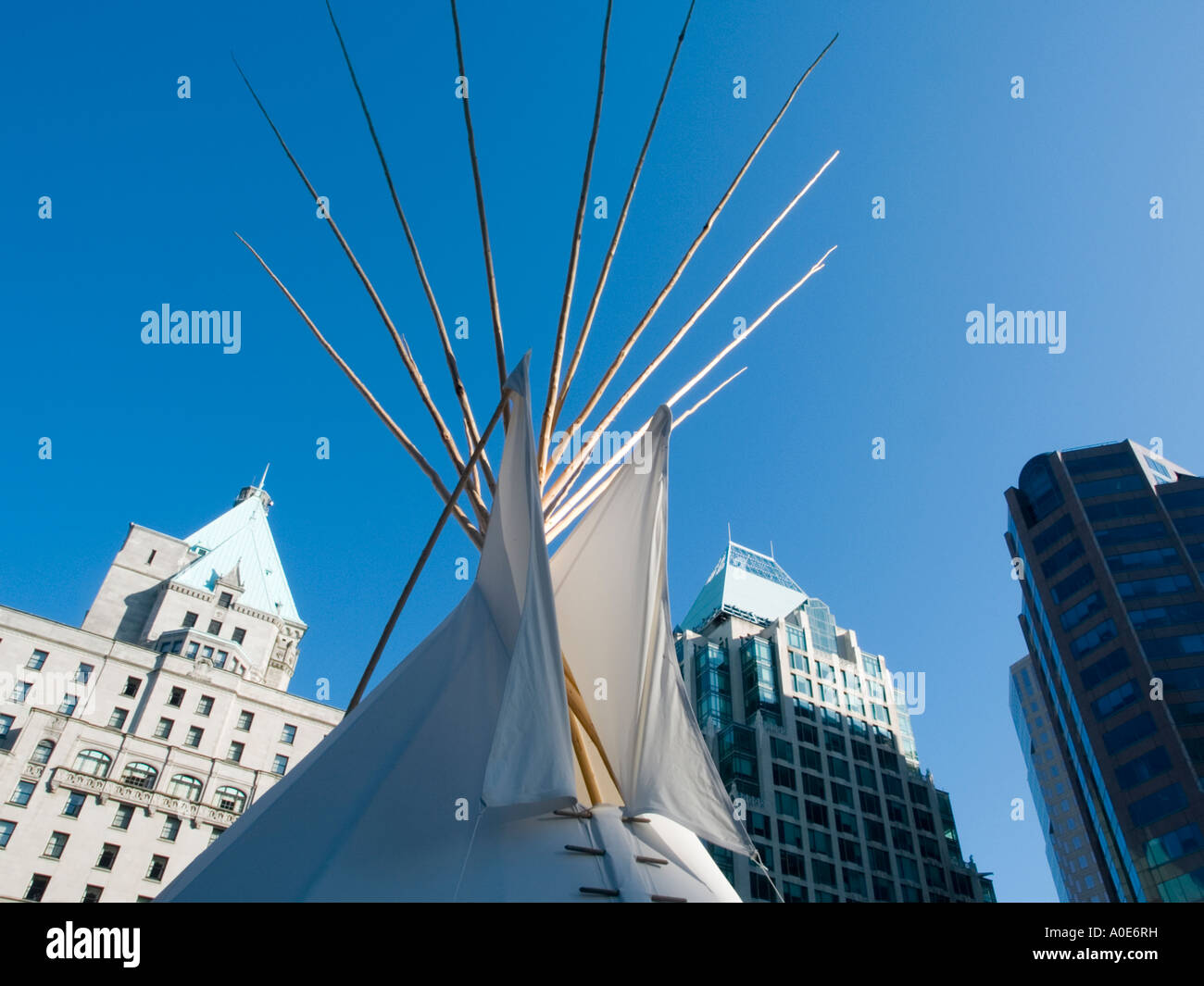 Un tradizionale tende Tepee eretto nel cuore della moderna Vancouver Canada come parte della celebrazione delle Prime Nazioni di cultura Foto Stock