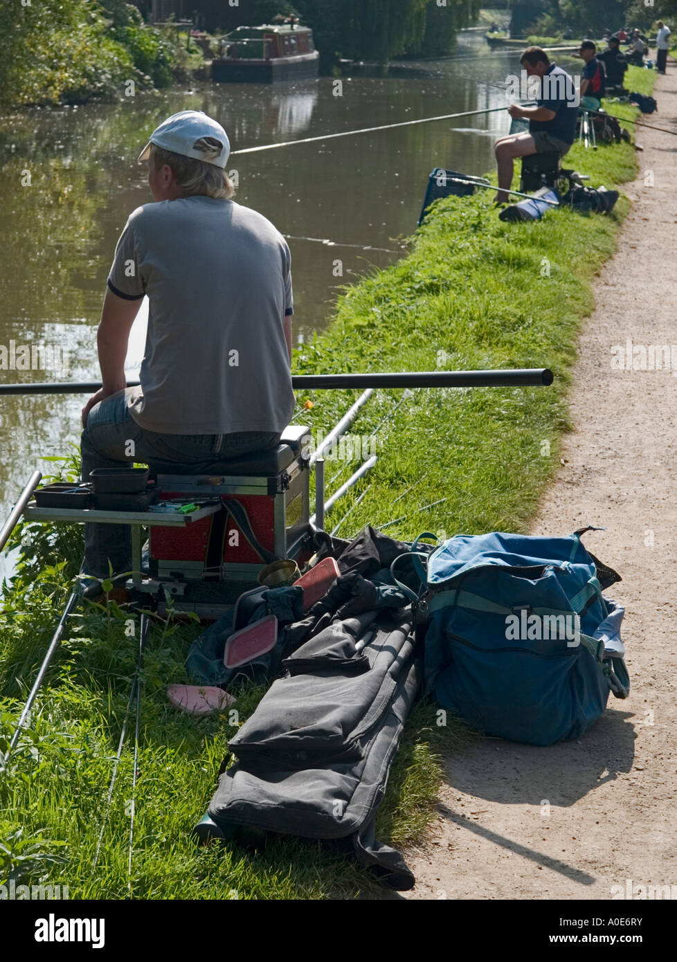 I pescatori sul canal - una inclinazione corrispondenza su una tranquilla domenica mattina a Worcester Foto Stock