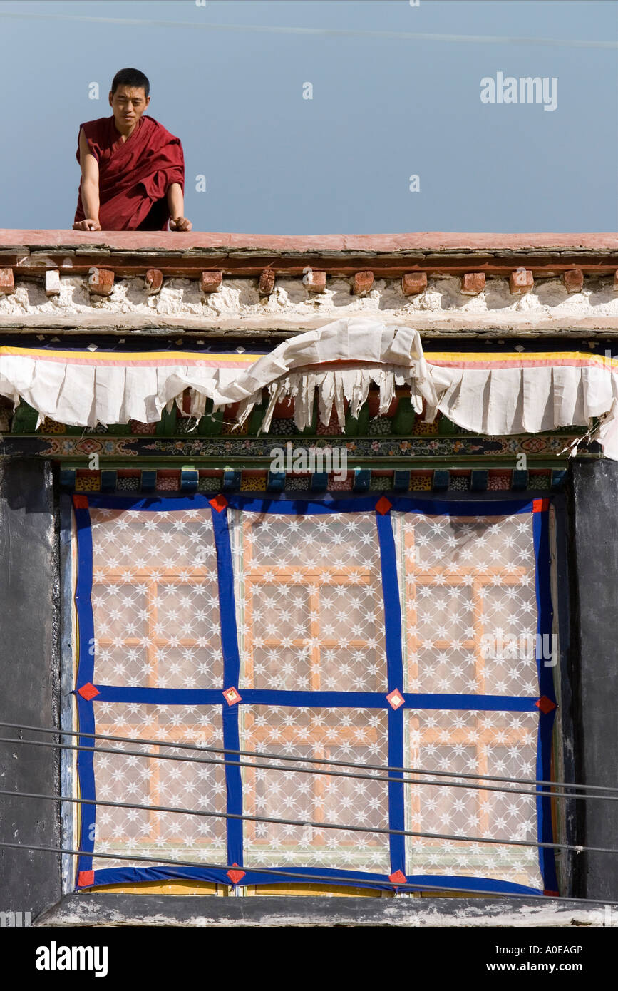 Monaco sul tetto del monastero di Drepung Lhasa Tibet Foto Stock