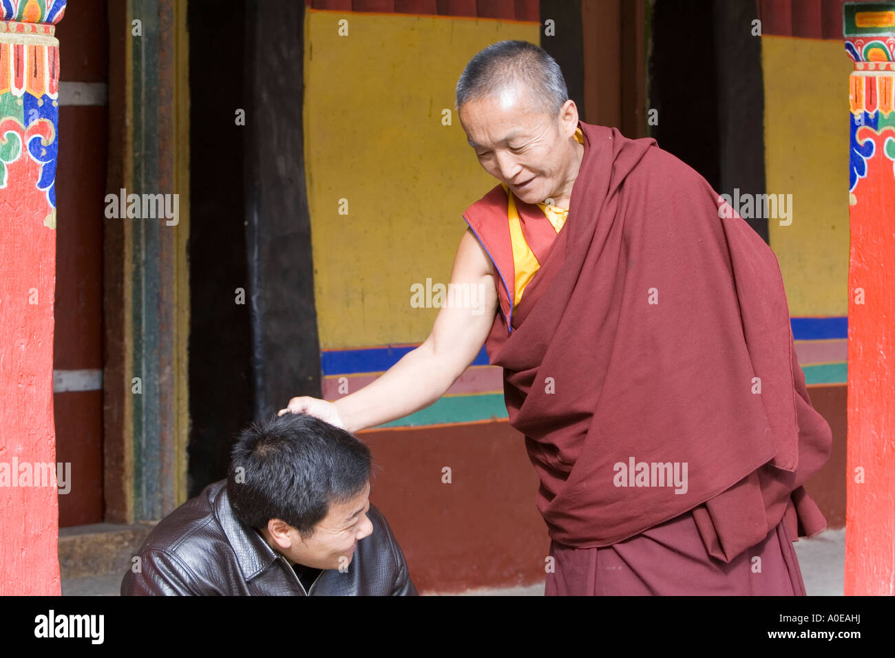 Monaco con i laici amico- Monastero di Drepung Lhasa Foto Stock