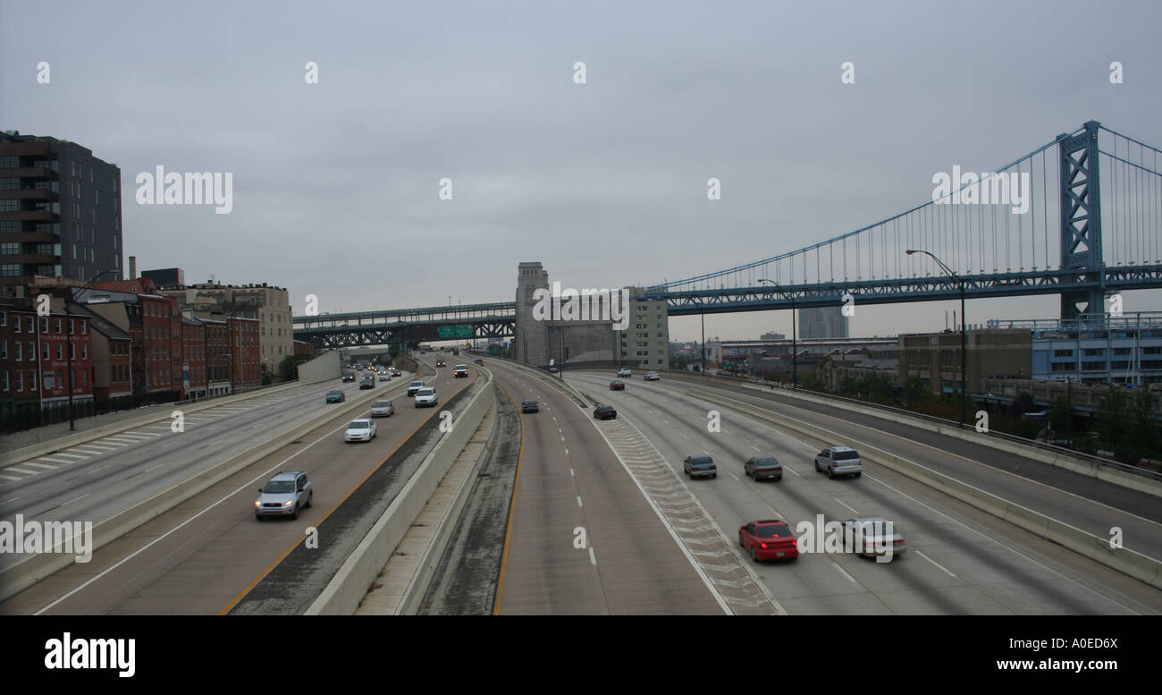 La Interstate 95 e la torre di Benjamin Franklin Bridge di Filadelfia in Pennsylvania Ottobre 2006 Foto Stock