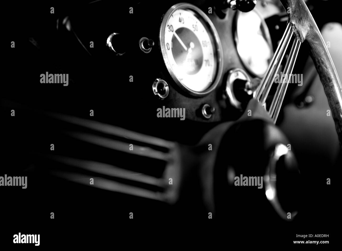 Il volante e il cruscotto di una vettura sportiva in bianco e nero Foto Stock