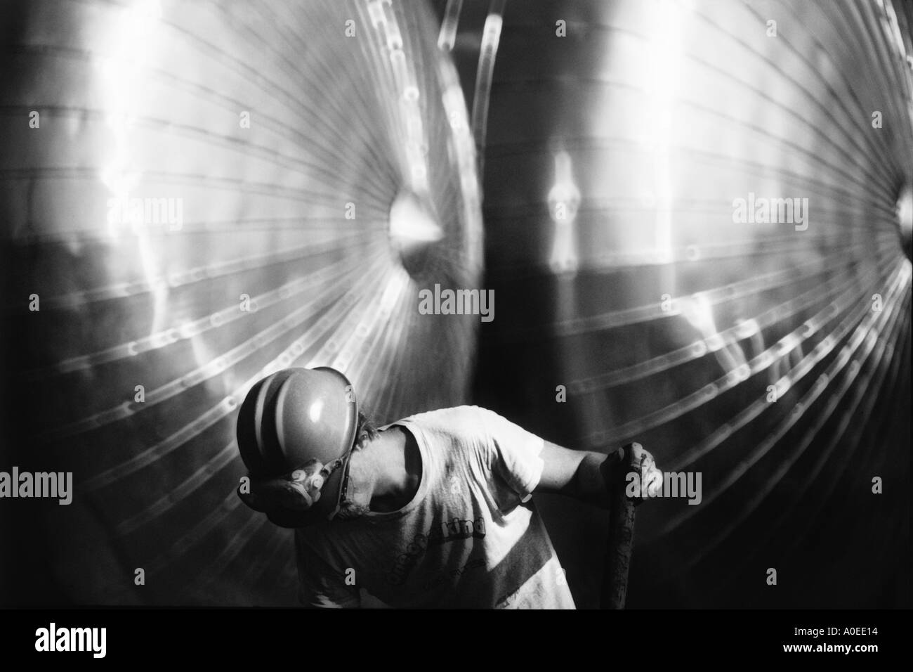 Uomo al lavoro in hard hat Foto Stock