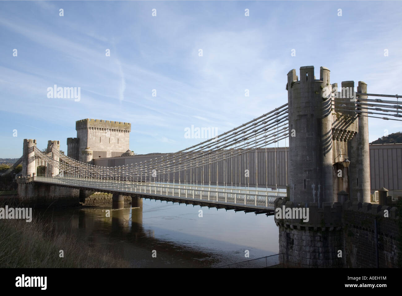 Vecchia strada ponte di sospensione da Thomas Telford attraverso Afon Conwy estuario del fiume Conwy Galles del Nord Foto Stock