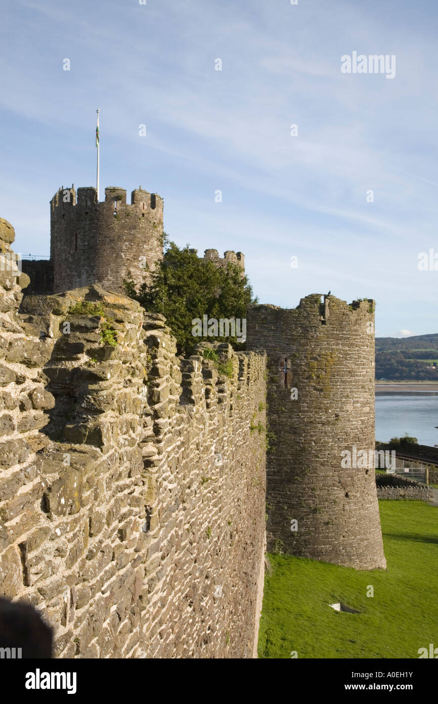 Vista esterna del castello e della torre merlata da Conwy mura. Conwy, Conwy county, il Galles del Nord, Regno Unito Foto Stock