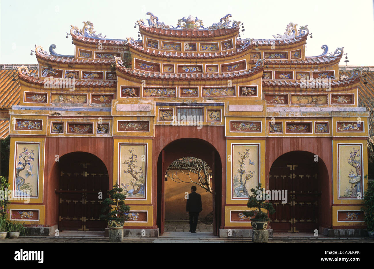 Gateway di Thien Mieu Temple Gardens Città Imperiale Hue Vietnam Foto Stock