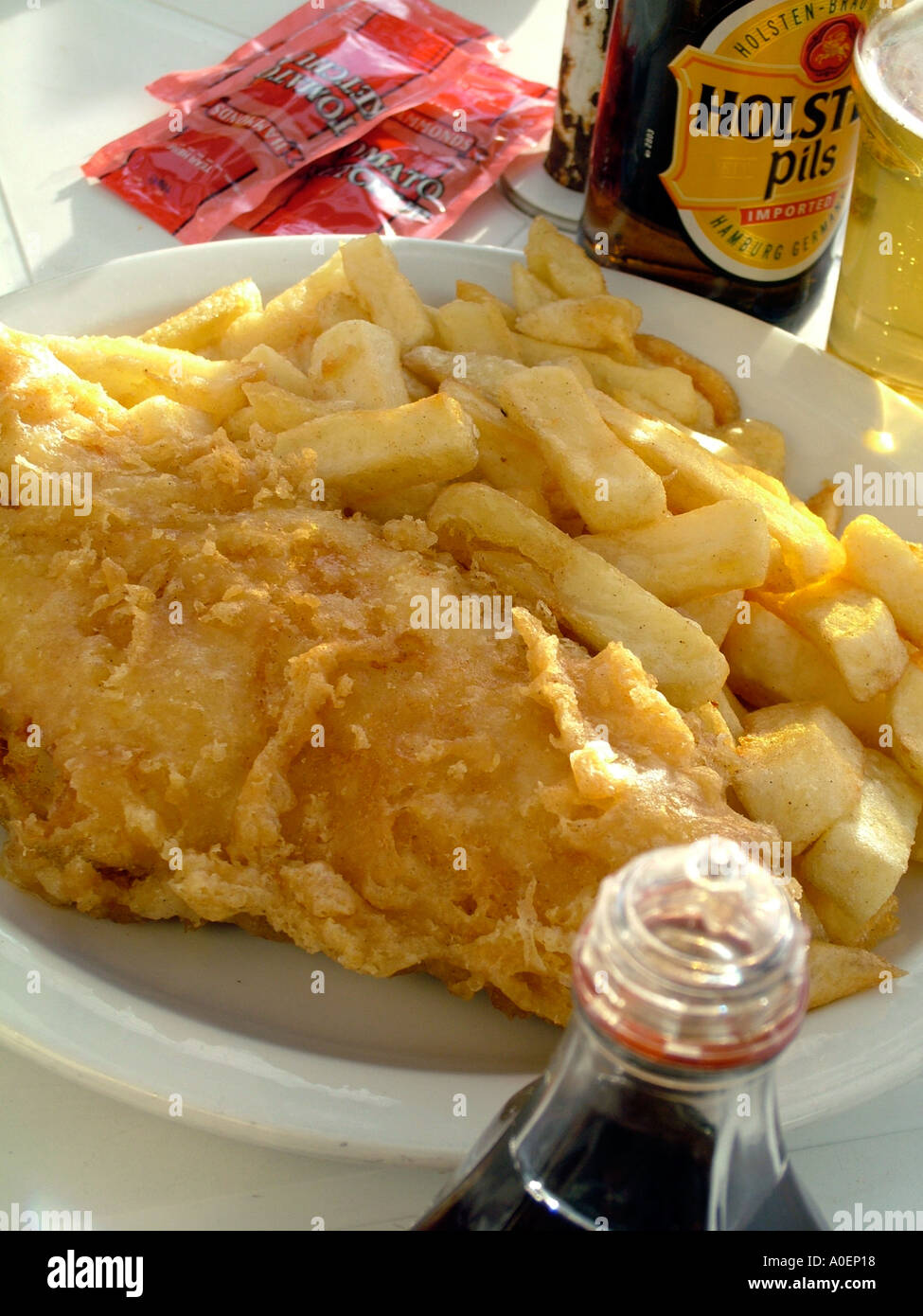 Il tradizionale pesce e patatine a outdoor cafe sul lungomare di Hastings Foto Stock