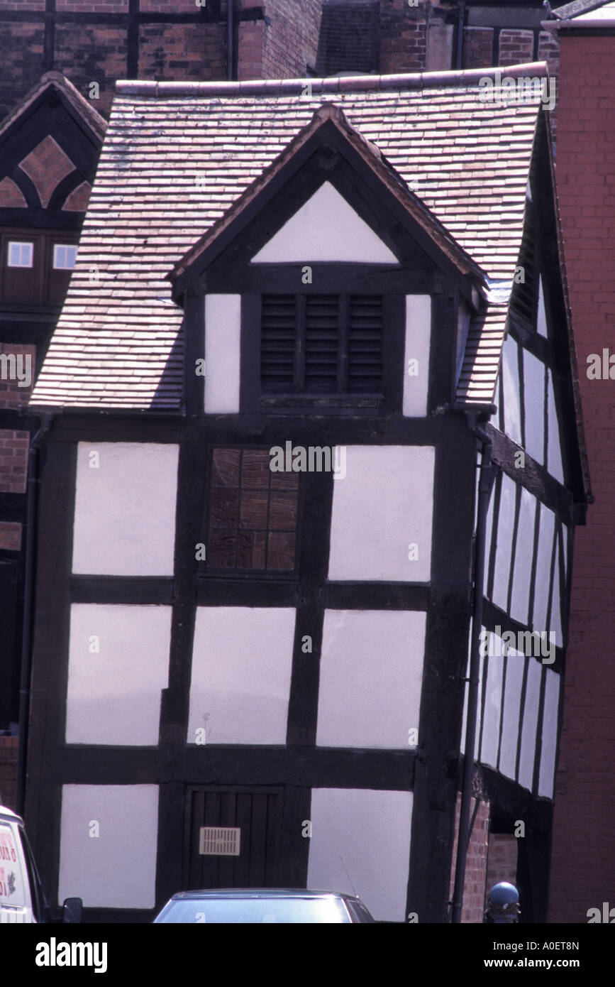 Uno degli edifici più antichi di Hereford un Elizabethan graticcio casa ora maroon in un supermercato parcheggio auto Foto Stock