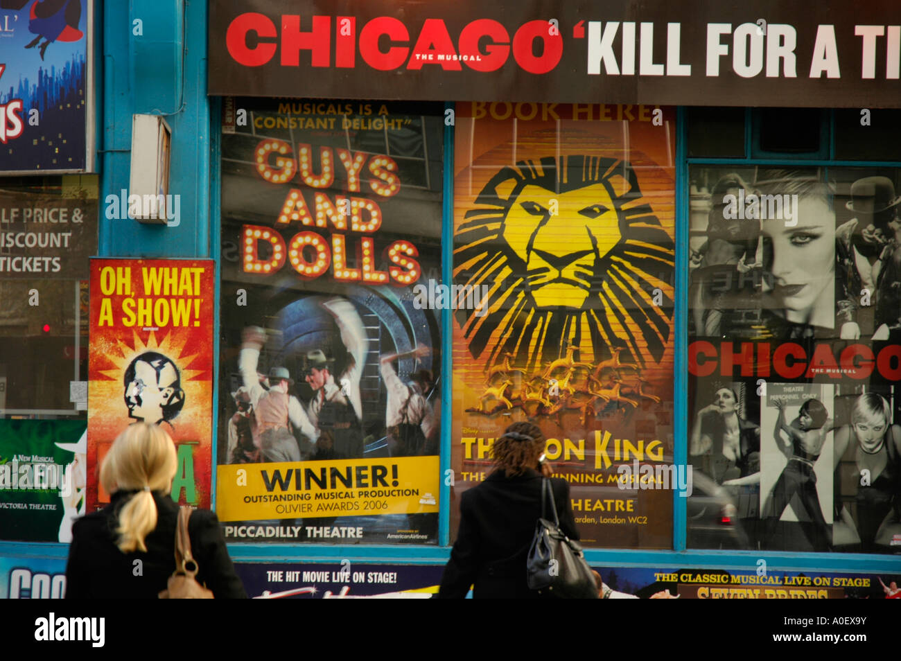 Numerosi poster colorati di musical di pubblicità al di fuori del West End theatre ticket agent London Inghilterra England Foto Stock
