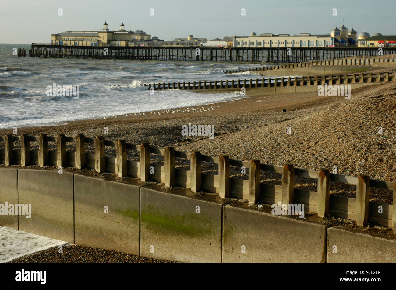 Vista della spiaggia e del molo a Hastings Sussex England Foto Stock