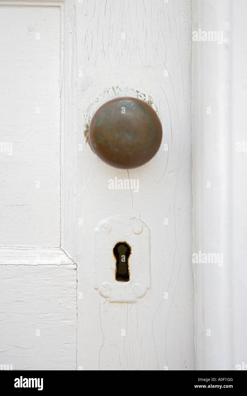 Maniglia e serratura su una porta di legno Foto Stock