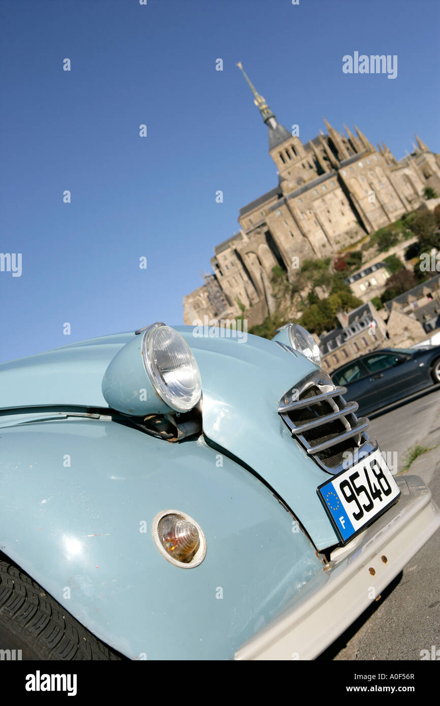 Citreon 2CV a Mont St Michel in Normandia Francia Foto Stock