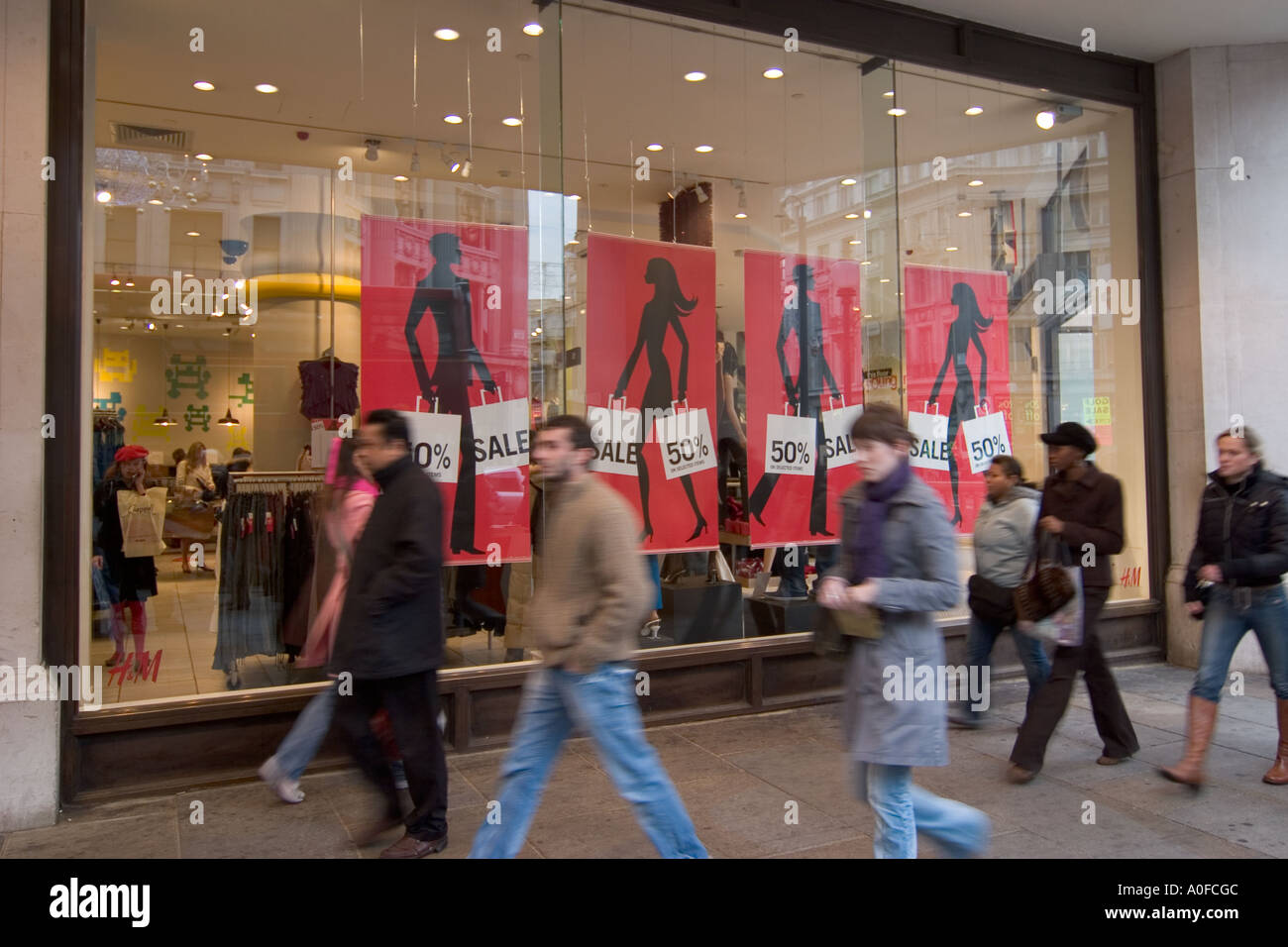 Gli amanti dello shopping a piedi passato vendita segni in vetrina su Oxford Street, Londra Foto Stock