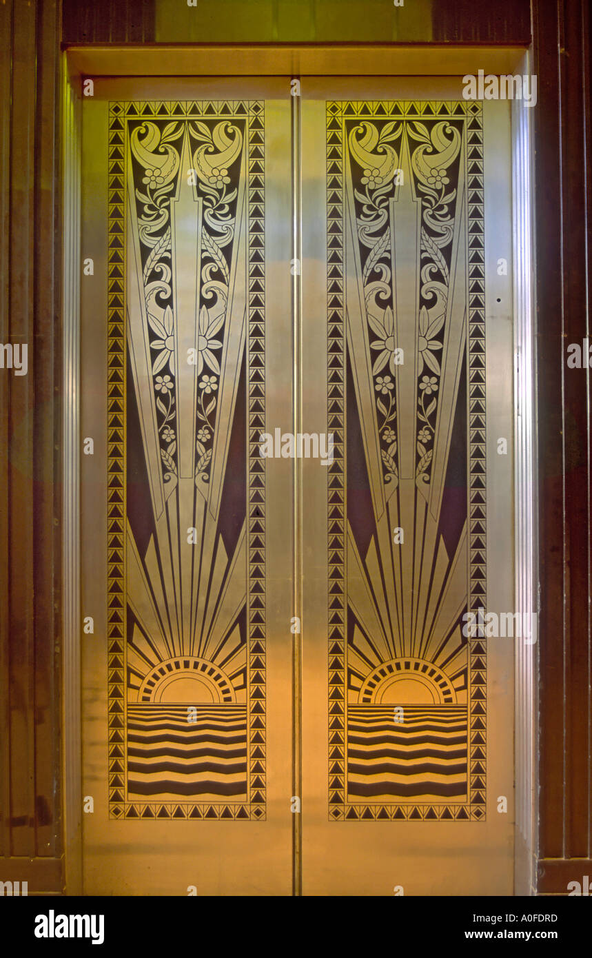 Art Deco ascensore porta, lobby e alla storica Lone Star edificio di Gas (1931), Dallas, Texas, Stati Uniti d'America Foto Stock