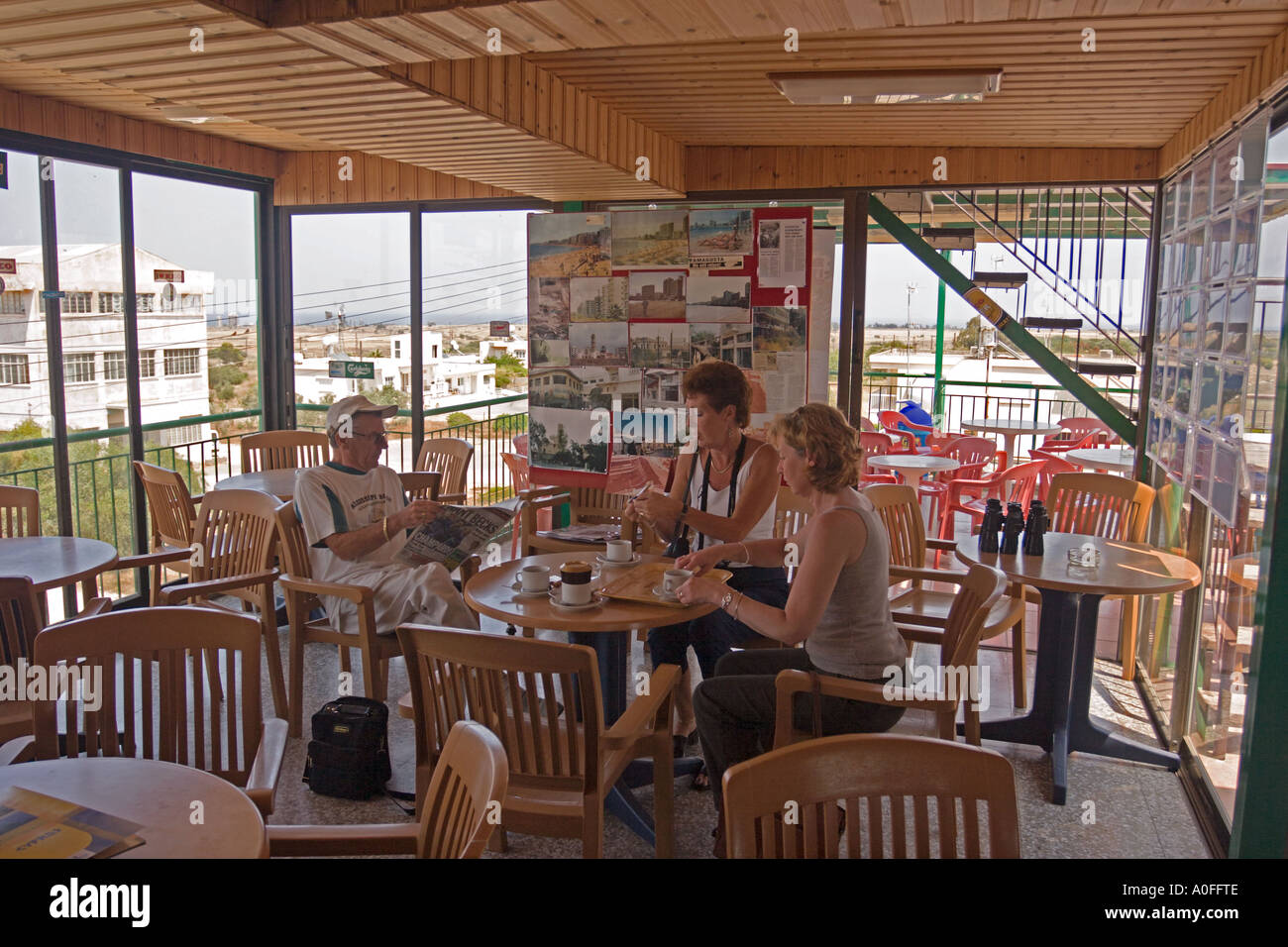 Cipro, Annitas lookout post che è il punto più vicino che si affaccia Famagosta. I visitatori in cafe avente rinfreschi Foto Stock