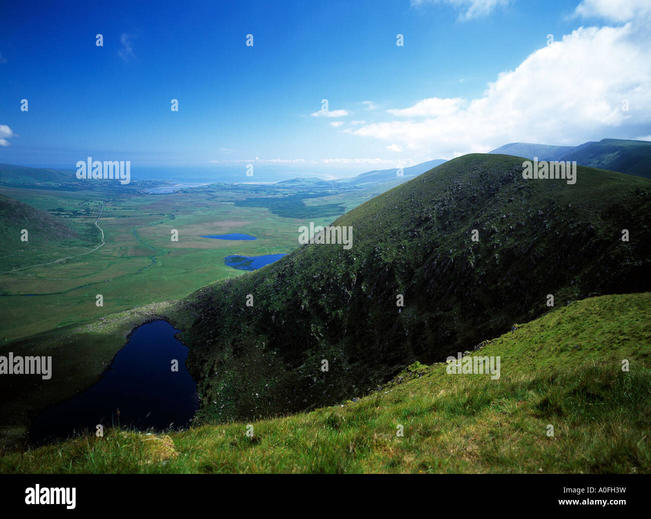 Remote irlandese incontaminato paesaggio di montagna con il fiume e i laghi Foto Stock