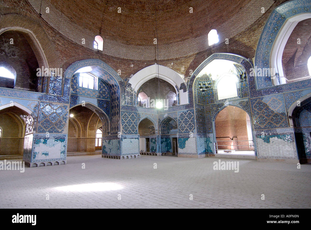 Una vista interna della Masjid-i Kabud, soprannominato la Moschea Blu, a Tabriz, Iran Foto Stock