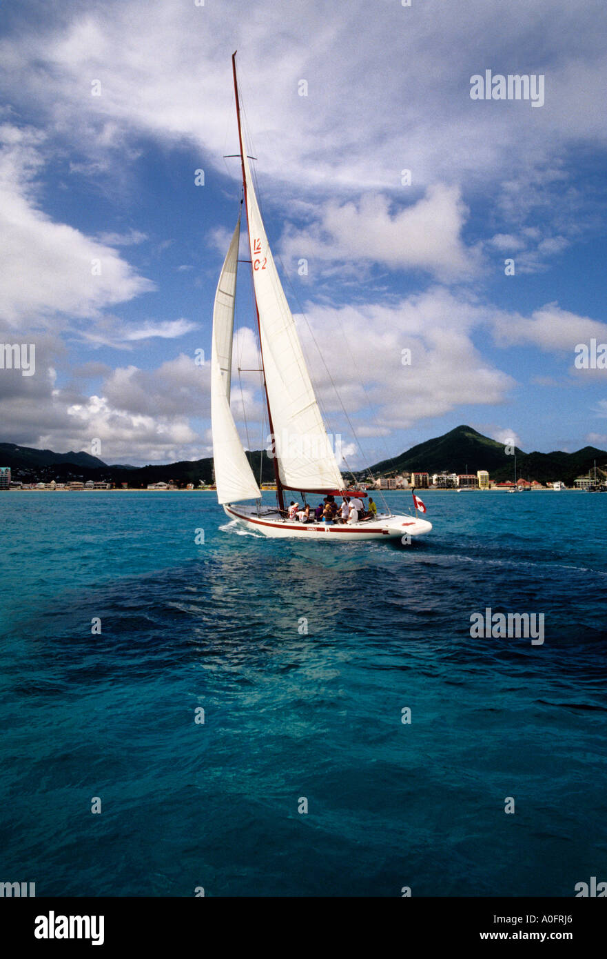 Sint Maarten, NWI - dodici metri di yacht da regata vera direzione nord IV ex Canadian Americas Cup entrata sotto la vela in Phillipsburg Harbour Foto Stock