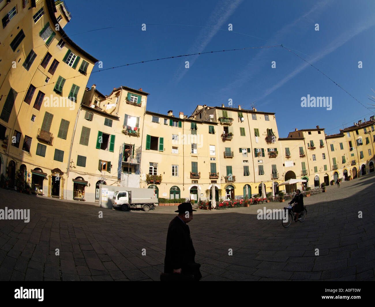 La famosa Piazza del Mercato a Lucca Toscana Italia fu costruito sulle fondamenta di un anfiteatro romano fisheye Foto Stock